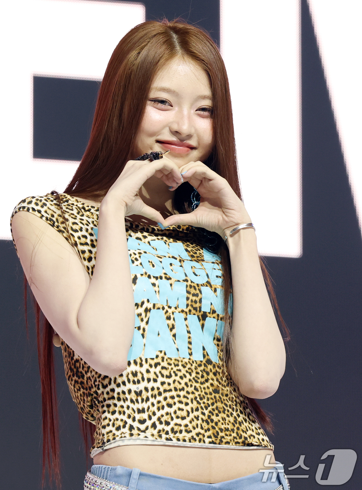 (서울=뉴스1) 권현진 기자 = 그룹 키키(kiiikiii) 하음이 24일 서울 용산구 블루스퀘어에서 가진 첫 번째 미니 앨범 '언컷 젬(UNCUT GEM)' 발매 쇼케이스에서 포 …