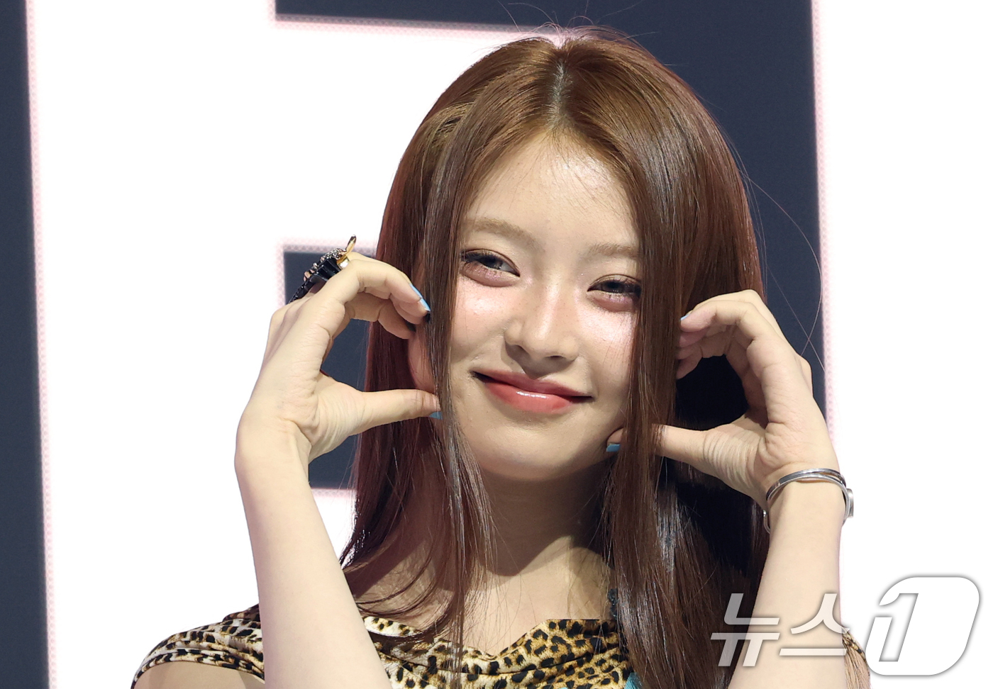 (서울=뉴스1) 권현진 기자 = 그룹 키키(kiiikiii) 하음이 24일 서울 용산구 블루스퀘어에서 가진 첫 번째 미니 앨범 '언컷 젬(UNCUT GEM)' 발매 쇼케이스에서 포 …