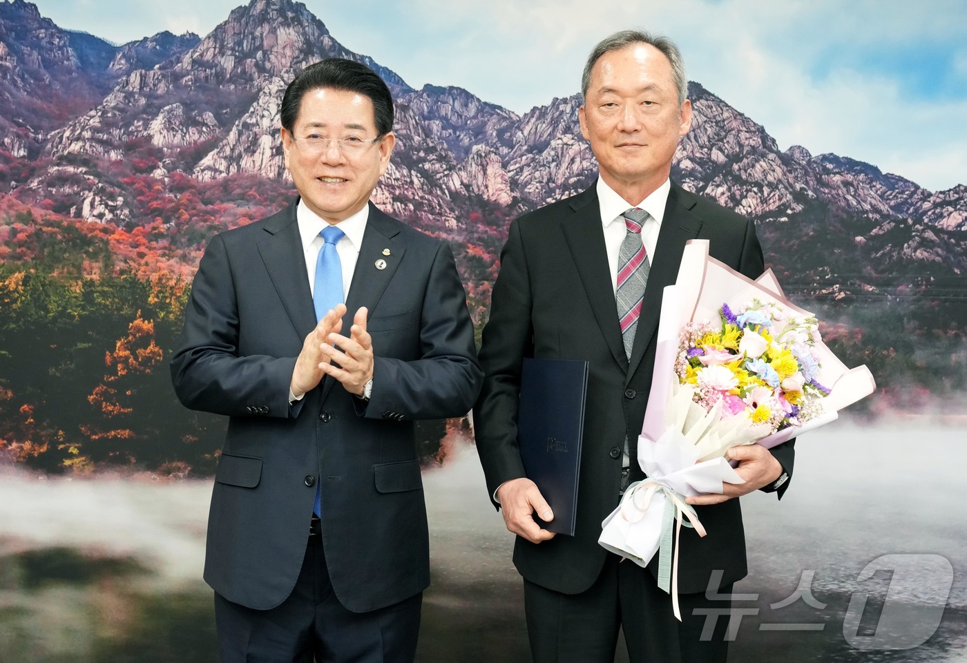 (무안=뉴스1) 전원 기자 = 김영록 전라남도지사가 24일 도청 접견실에서 민영돈 제17대 순천의료원장에게 임명장을 수여하고 기념촬영을 하고 있다.(전남도 제공. 재판매 및 DB금 …