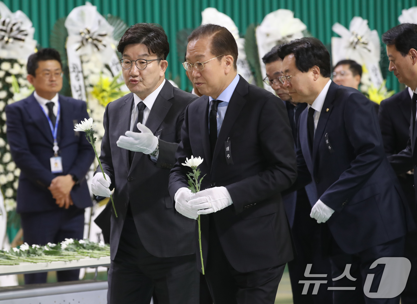 (창녕=뉴스1) 윤일지 기자 = 권영세 국민의힘 비상대책위원장과 권성동 원내대표가 24일 오후 경남 창녕군 창녕군민체육관에 마련된 '산청군 산불 진화대 사고 희생자 합동분향소'를 …