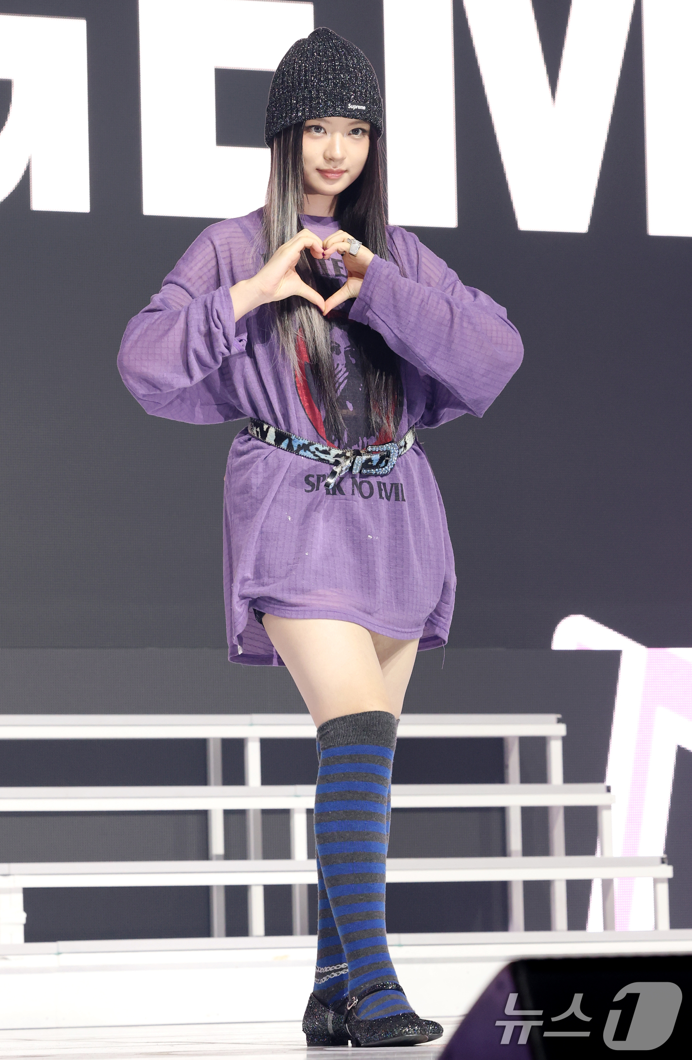 (서울=뉴스1) 권현진 기자 = 그룹 키키(kiiikiii) 키야가 24일 서울 용산구 블루스퀘어에서 가진 첫 번째 미니 앨범 '언컷 젬(UNCUT GEM)' 발매 쇼케이스에서 타 …