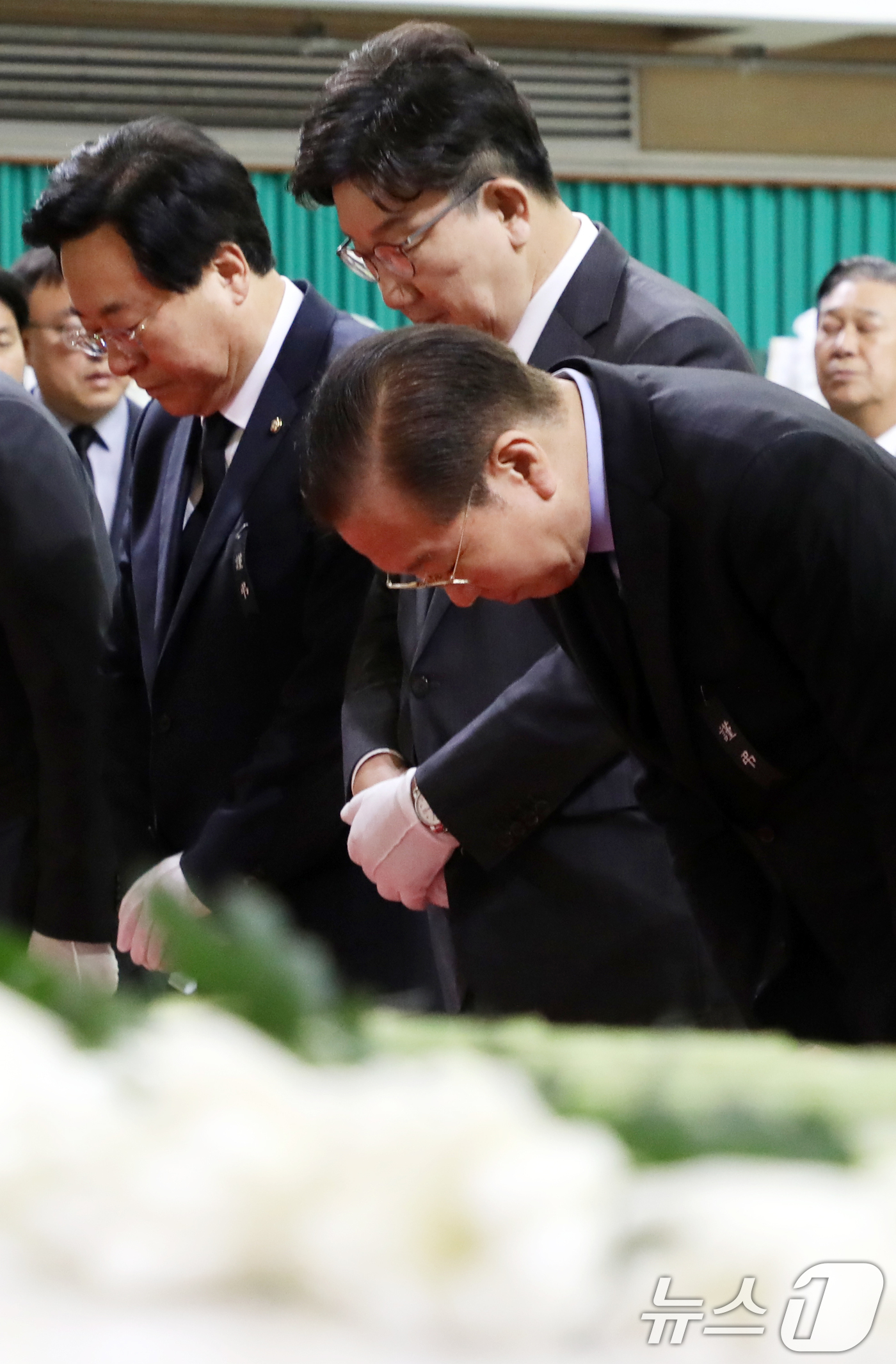 (창녕=뉴스1) 윤일지 기자 = 권영세 국민의힘 비상대책위원장과 권성동 원내대표가 24일 오후 경남 창녕군 창녕군민체육관에 마련된 '산청군 산불 진화대 사고 희생자 합동분향소'를 …