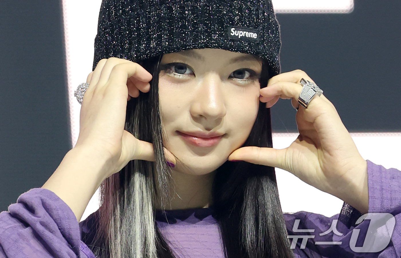 (서울=뉴스1) 권현진 기자 = 그룹 키키(kiiikiii) 키야가 24일 서울 용산구 블루스퀘어에서 가진 첫 번째 미니 앨범 '언컷 젬(UNCUT GEM)' 발매 쇼케이스에서 타 …