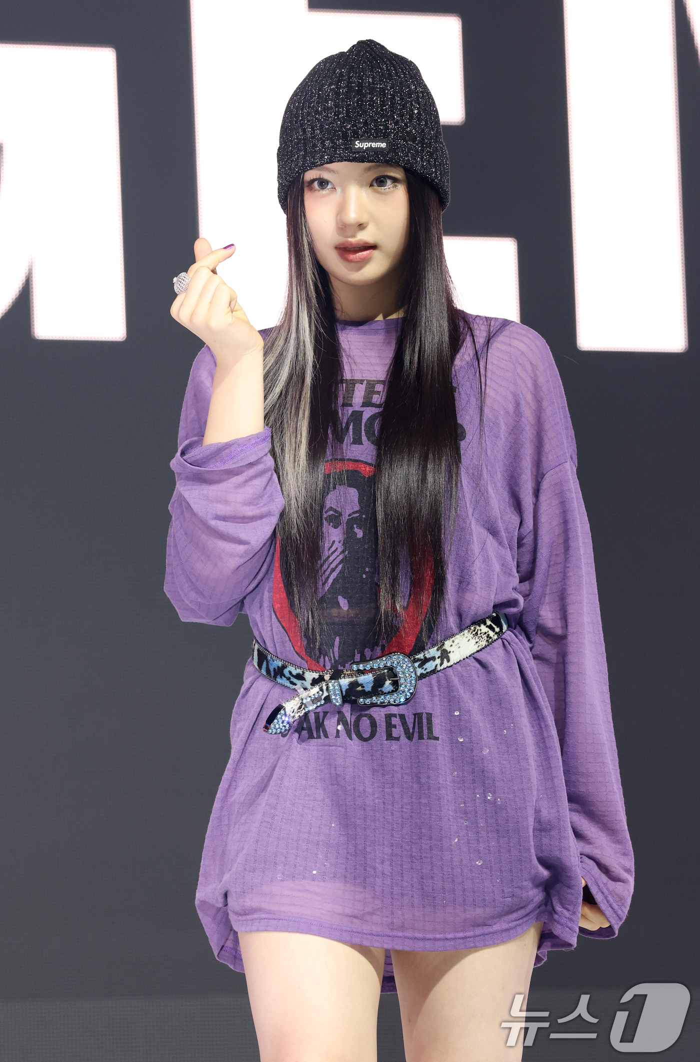 (서울=뉴스1) 권현진 기자 = 그룹 키키(kiiikiii) 키야가 24일 서울 용산구 블루스퀘어에서 가진 첫 번째 미니 앨범 '언컷 젬(UNCUT GEM)' 발매 쇼케이스에서 타 …