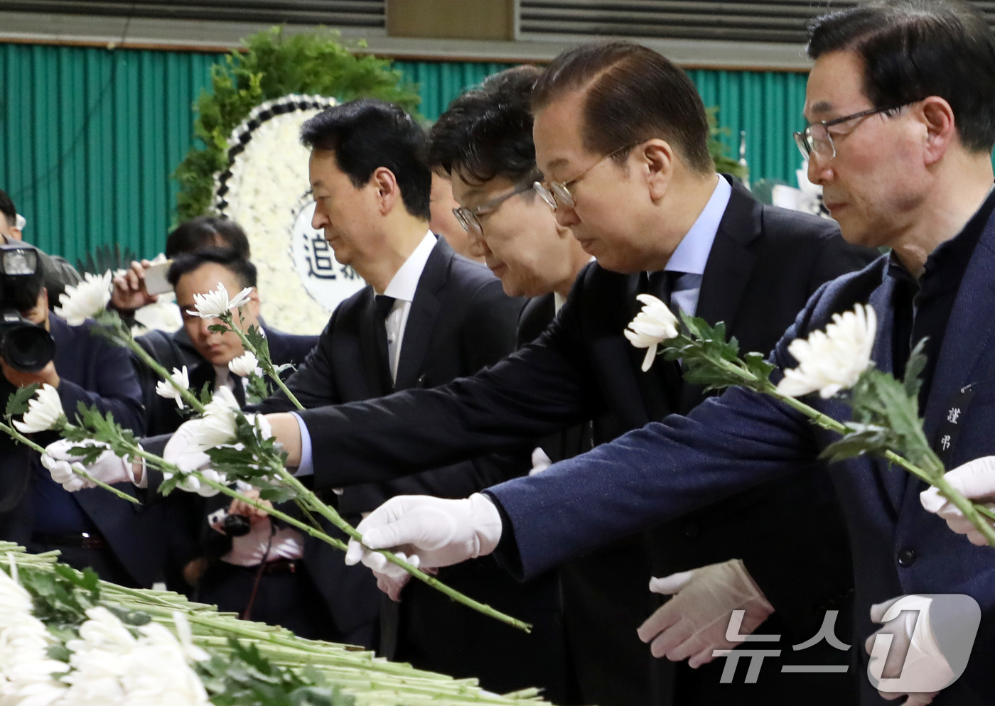 (창녕=뉴스1) 윤일지 기자 = 권영세 국민의힘 비상대책위원장과 권성동 원내대표가 24일 오후 경남 창녕군 창녕군민체육관에 마련된 '산청군 산불 진화대 사고 희생자 합동분향소'를 …