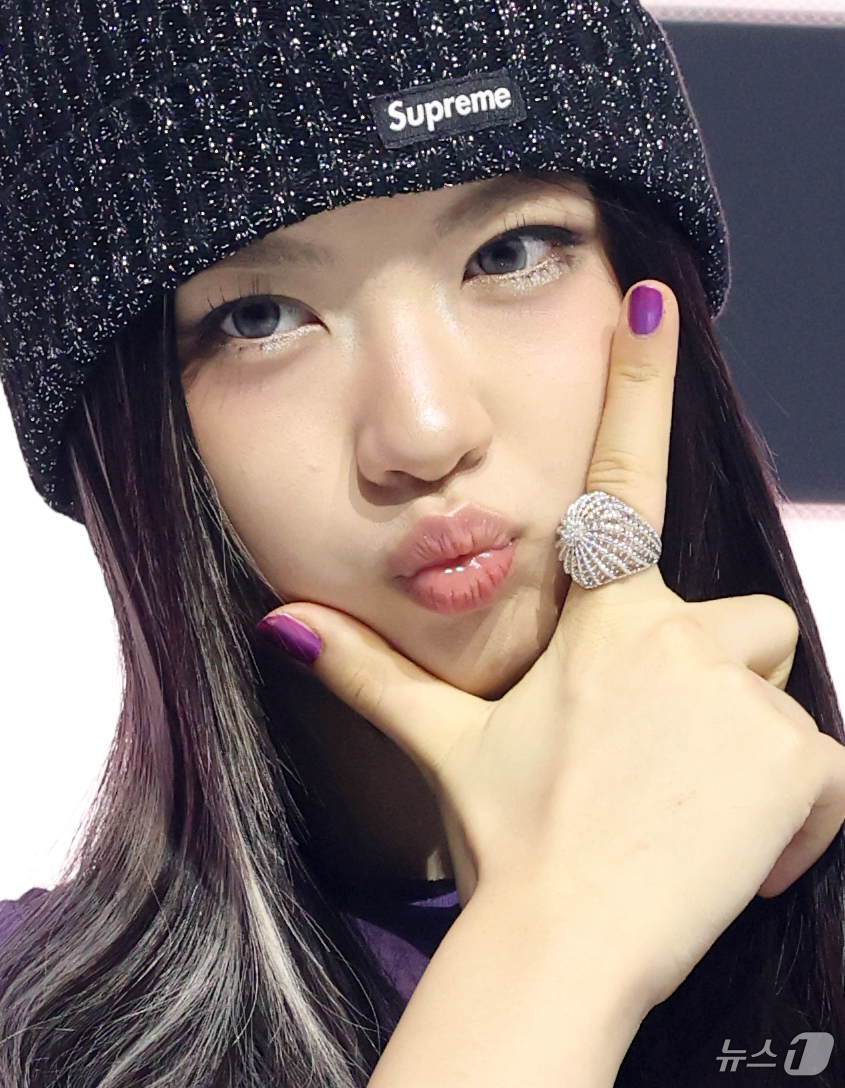 (서울=뉴스1) 권현진 기자 = 그룹 키키(kiiikiii) 키야가 24일 서울 용산구 블루스퀘어에서 가진 첫 번째 미니 앨범 '언컷 젬(UNCUT GEM)' 발매 쇼케이스에서 타 …