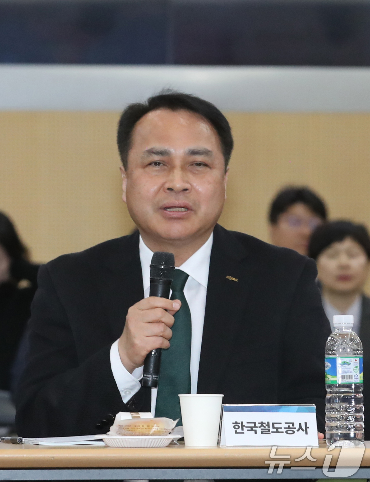 (대전=뉴스1) 김기태 기자 = 정정래 코레일 부사장이 24일 코레일 대전본사에서 열린 지역사랑 철도여행 활성화 워크숍에 참석해 인사말을 하고 있다.코레일은 이날 정부, 공공기관, …