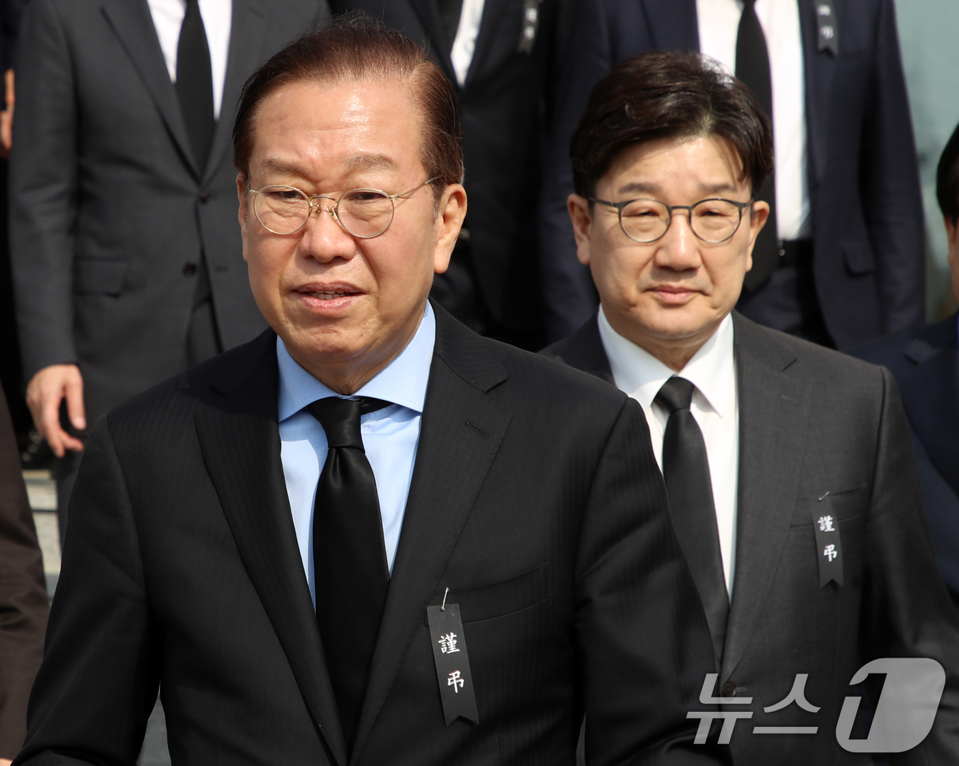 (창녕=뉴스1) 윤일지 기자 = 권영세 국민의힘 비상대책위원장과 권성동 원내대표가 24일 오후 경남 창녕군 창녕군민체육관에 마련된 '산청군 산불 진화대 사고 희생자 합동분향소'를 …