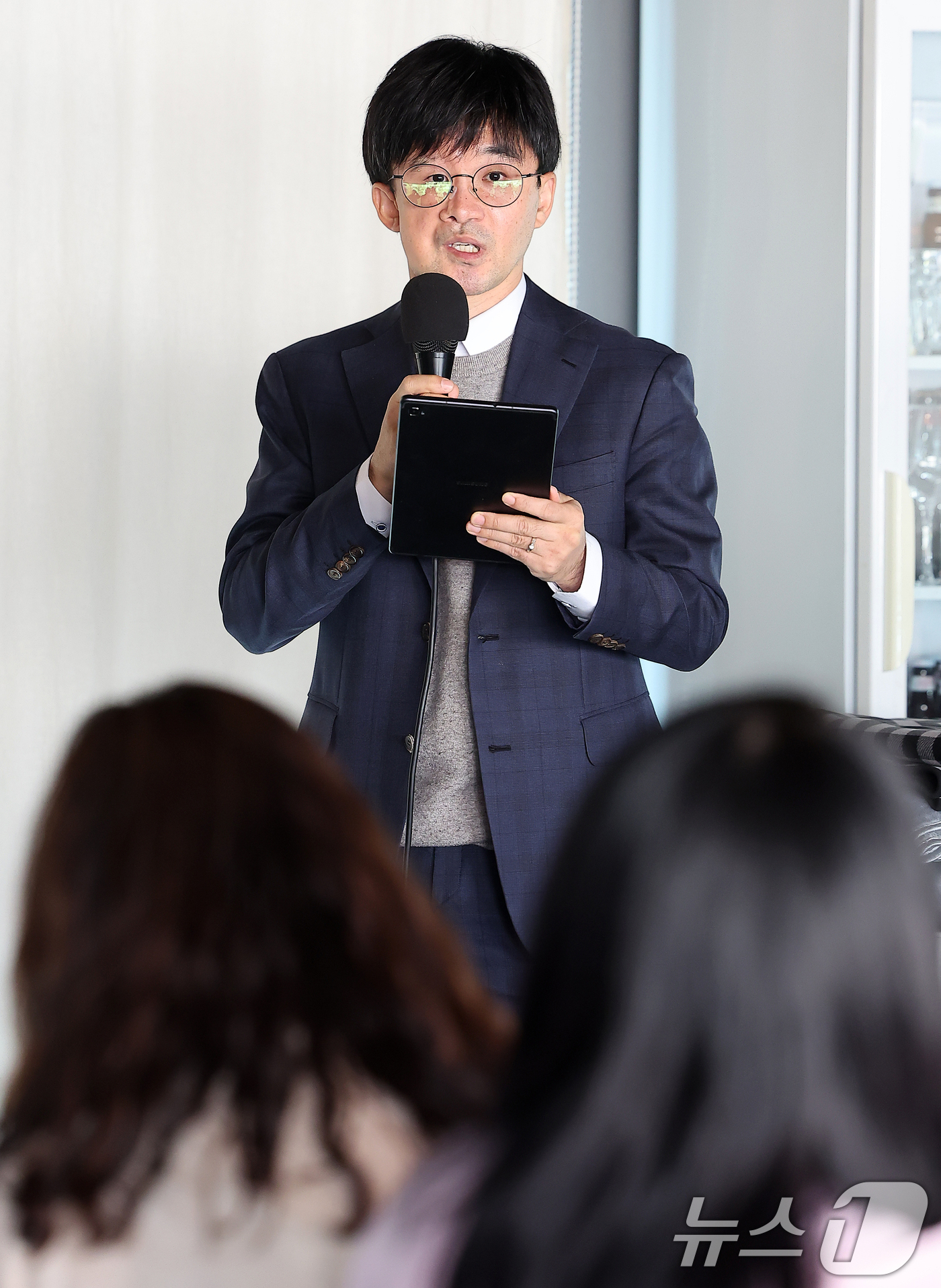 (서울=뉴스1) 김진환 기자 = '서부지법 난동 사태' 가담자 측 권우현 변호사가 24일 오후 서울 마포구 어거스트21에서 기자회견을 하고 있다.이날 변호인단은 난동 사태 가담자들 …