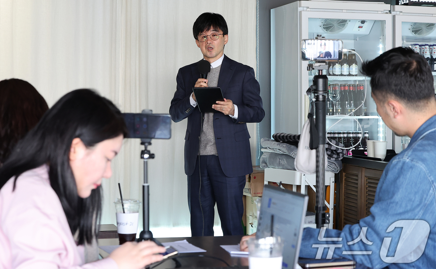 (서울=뉴스1) 김진환 기자 = '서부지법 난동 사태' 가담자 측 권우현 변호사가 24일 오후 서울 마포구 어거스트21에서 기자회견을 하고 있다.이날 변호인단은 난동 사태 가담자들 …