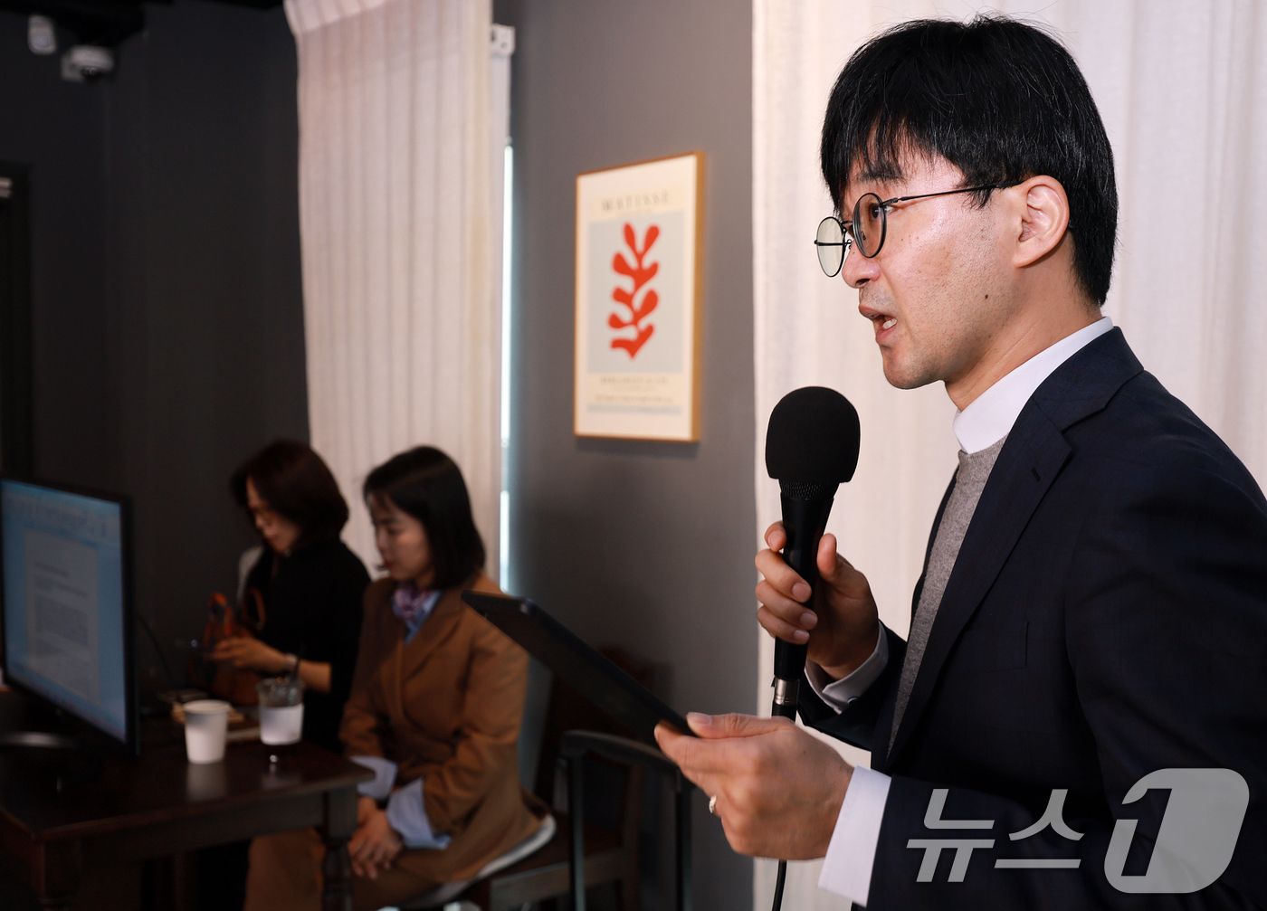 (서울=뉴스1) 김진환 기자 = '서부지법 난동 사태' 가담자 측 권우현 변호사가 24일 오후 서울 마포구 어거스트21에서 기자회견을 하고 있다.이날 변호인단은 난동 사태 가담자들 …