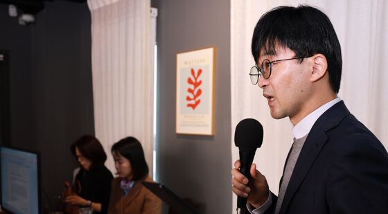 기자회견 하는 서부지법 난동 사태 가담자 측 변호인단