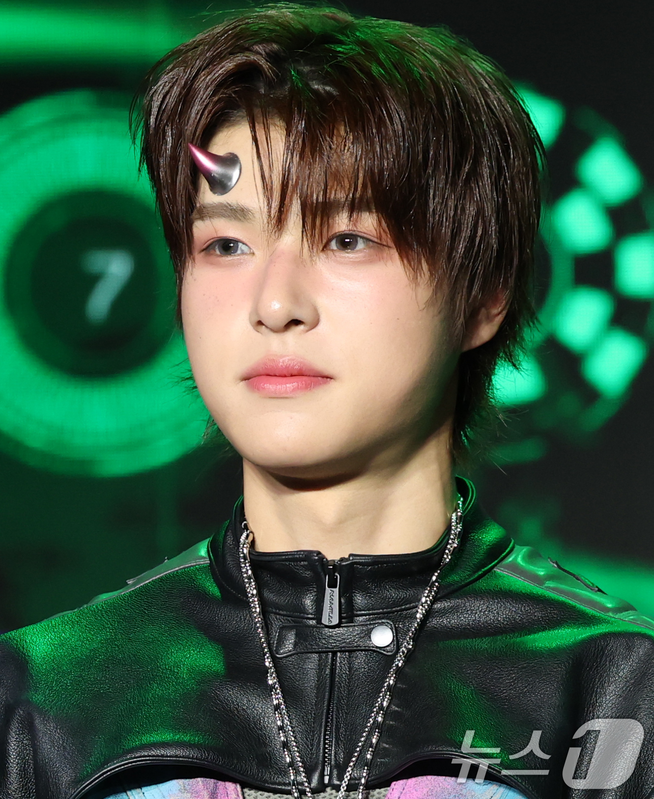 (서울=뉴스1) 권현진 기자 = 그룹 뉴비트(NEWBEAT)의 김리우가 24일 서울 강남구 일지아트홀에서 가진 정규 1집 'RAW AND RAD' 발매 쇼케이스에서 포즈를 취하고 …