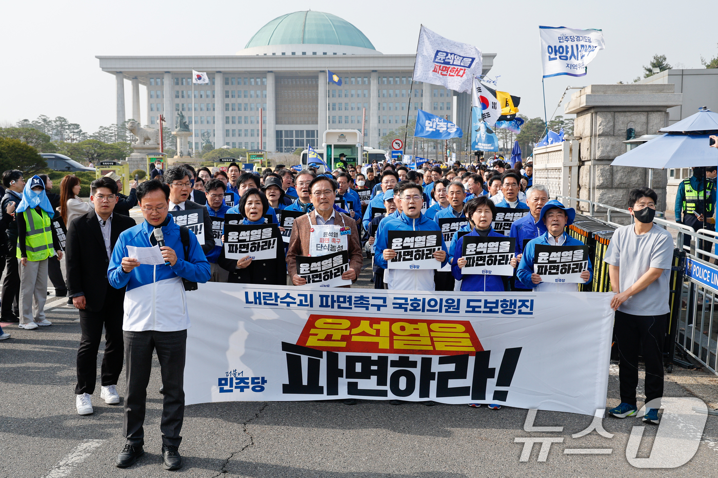 (서울=뉴스1) 안은나 기자 = 더불어민주당 김남근(앞줄 왼쪽부터), 최민희, 이재강 의원, 박찬대 원내대표, 백혜련, 박정 의원이 24일 오후 서울 여의도 국회에서 내란수괴 윤석 …