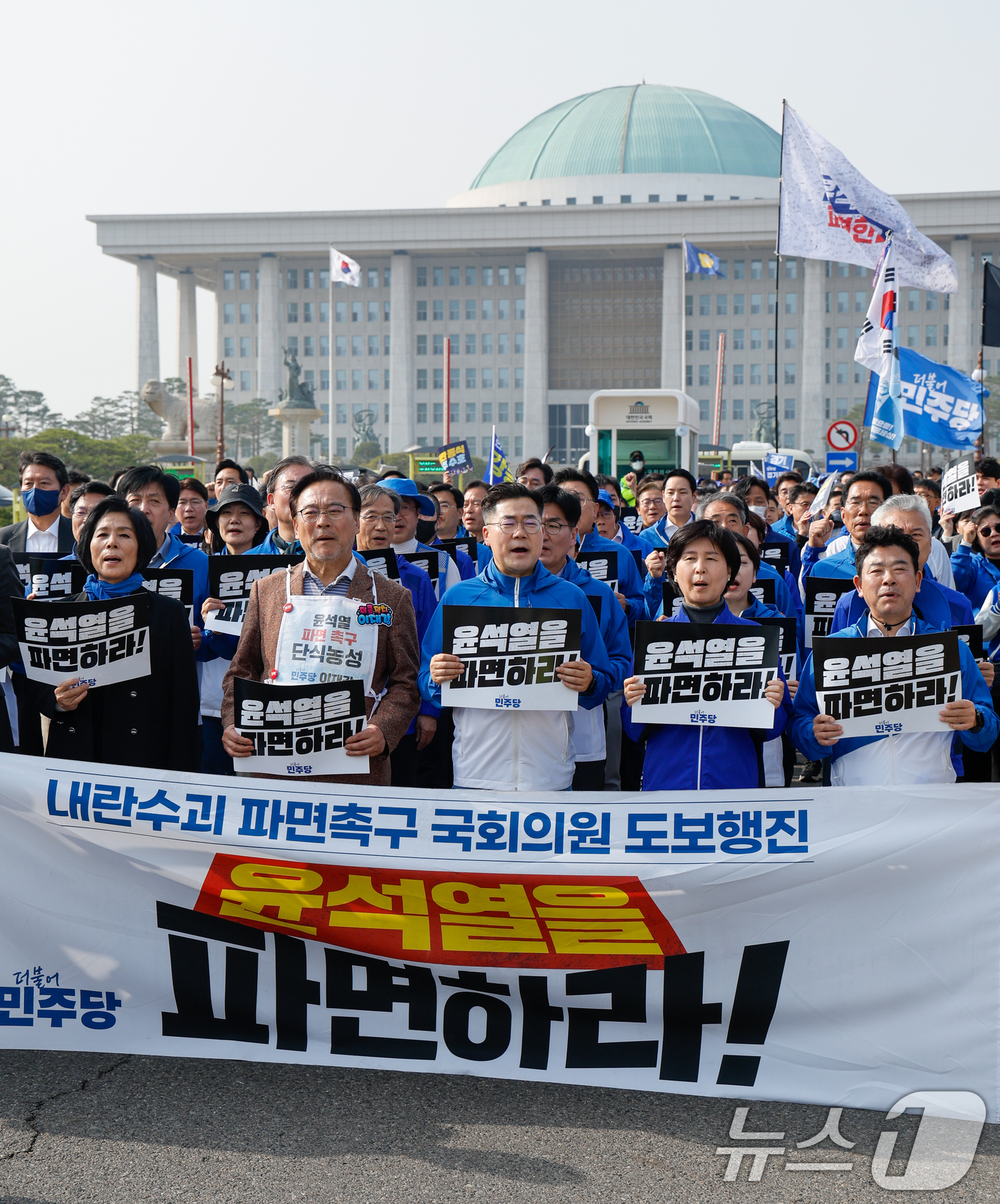 (서울=뉴스1) 안은나 기자 = 더불어민주당 최민희(앞줄 왼쪽부터), 이재강 의원, 박찬대 원내대표, 백혜련, 박정 의원이 24일 오후 서울 여의도 국회에서 내란수괴 윤석열 파면 …
