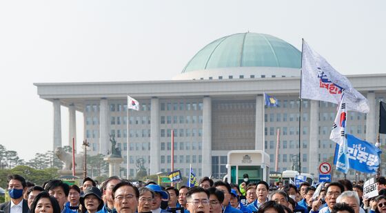 구호 외치며 행진하는 민주