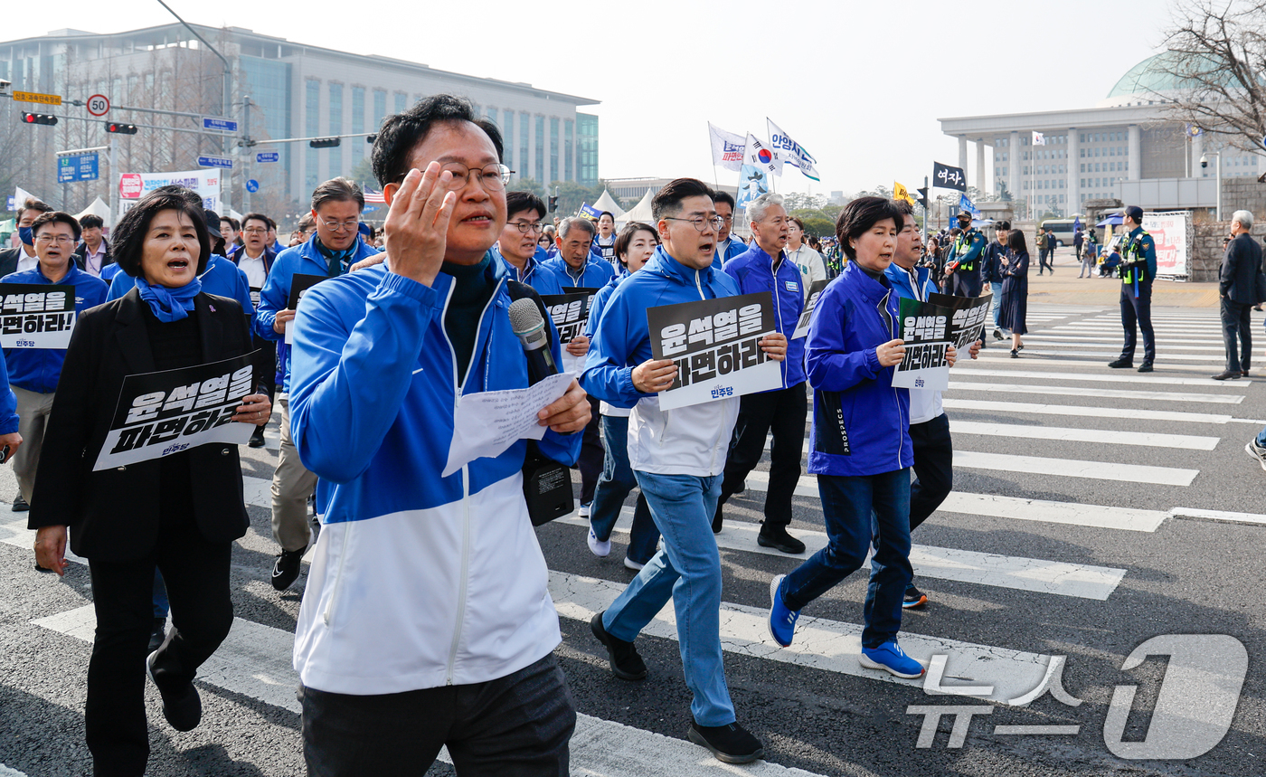 (서울=뉴스1) 안은나 기자 = 박찬대 더불어민주당 원내대표를 비롯한 의원들이 24일 오후 서울 여의도 국회에서 내란수괴 윤석열 파면 촉구 11차 국회의원 도보행진을 하며 광화문으 …