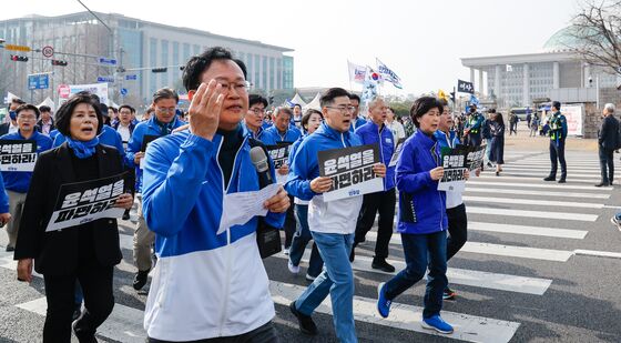 광화문 향해 행진하는 민주당 국회의원들