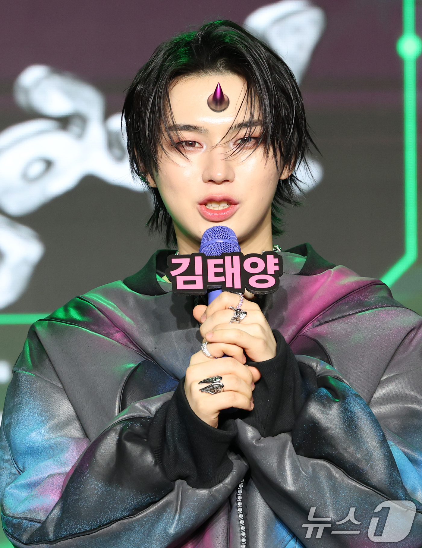 (서울=뉴스1) 권현진 기자 = 그룹 뉴비트(NEWBEAT)의 김태양이 24일 서울 강남구 일지아트홀에서 가진 정규 1집 'RAW AND RAD' 발매 쇼케이스에서 인사말을 하고 …