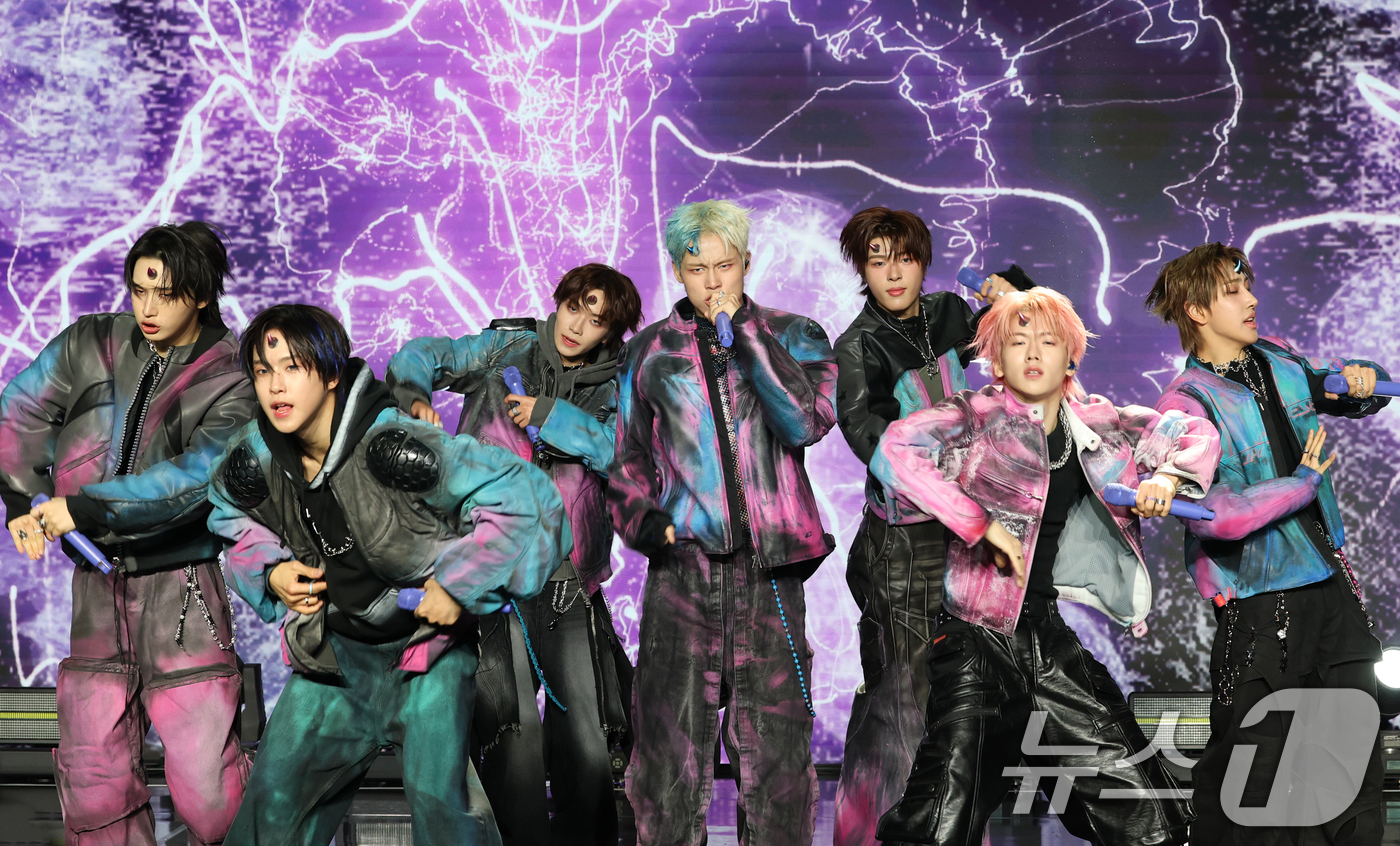 (서울=뉴스1) 권현진 기자 = 그룹 뉴비트(NEWBEAT)가 24일 서울 강남구 일지아트홀에서 가진 정규 1집 'RAW AND RAD' 발매 쇼케이스에서 타이틀곡 'Flip th …