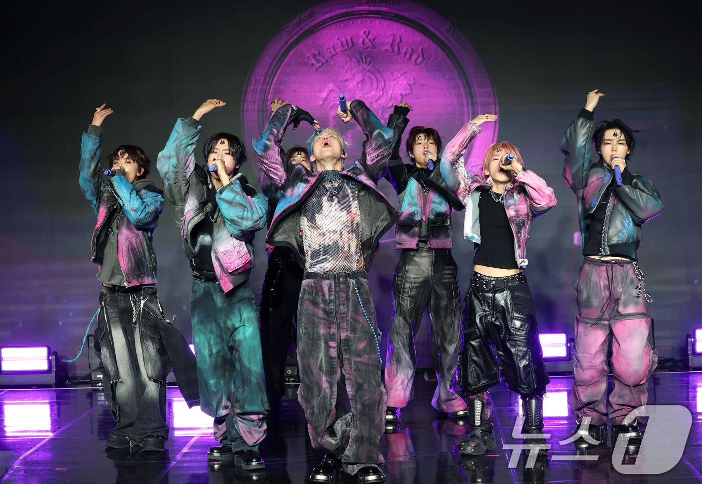 (서울=뉴스1) 권현진 기자 = 그룹 뉴비트(NEWBEAT)가 24일 서울 강남구 일지아트홀에서 가진 정규 1집 'RAW AND RAD' 발매 쇼케이스에서 타이틀곡 'Flip th …