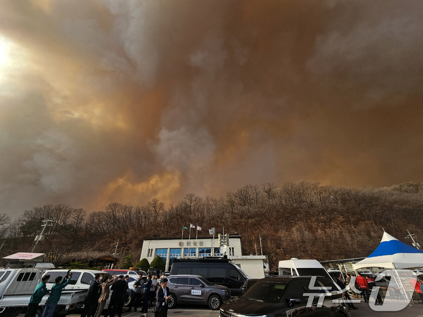 (의성=뉴스1) 신성훈 기자 = 경북 의성군 산불 사흘째인 24일 오후 강풍 영향으로 확산된 산불이 산불지휘본부가 있는 안평면사무소 뒷편 산으로 번지고 있다. 2025.3.24/뉴 …