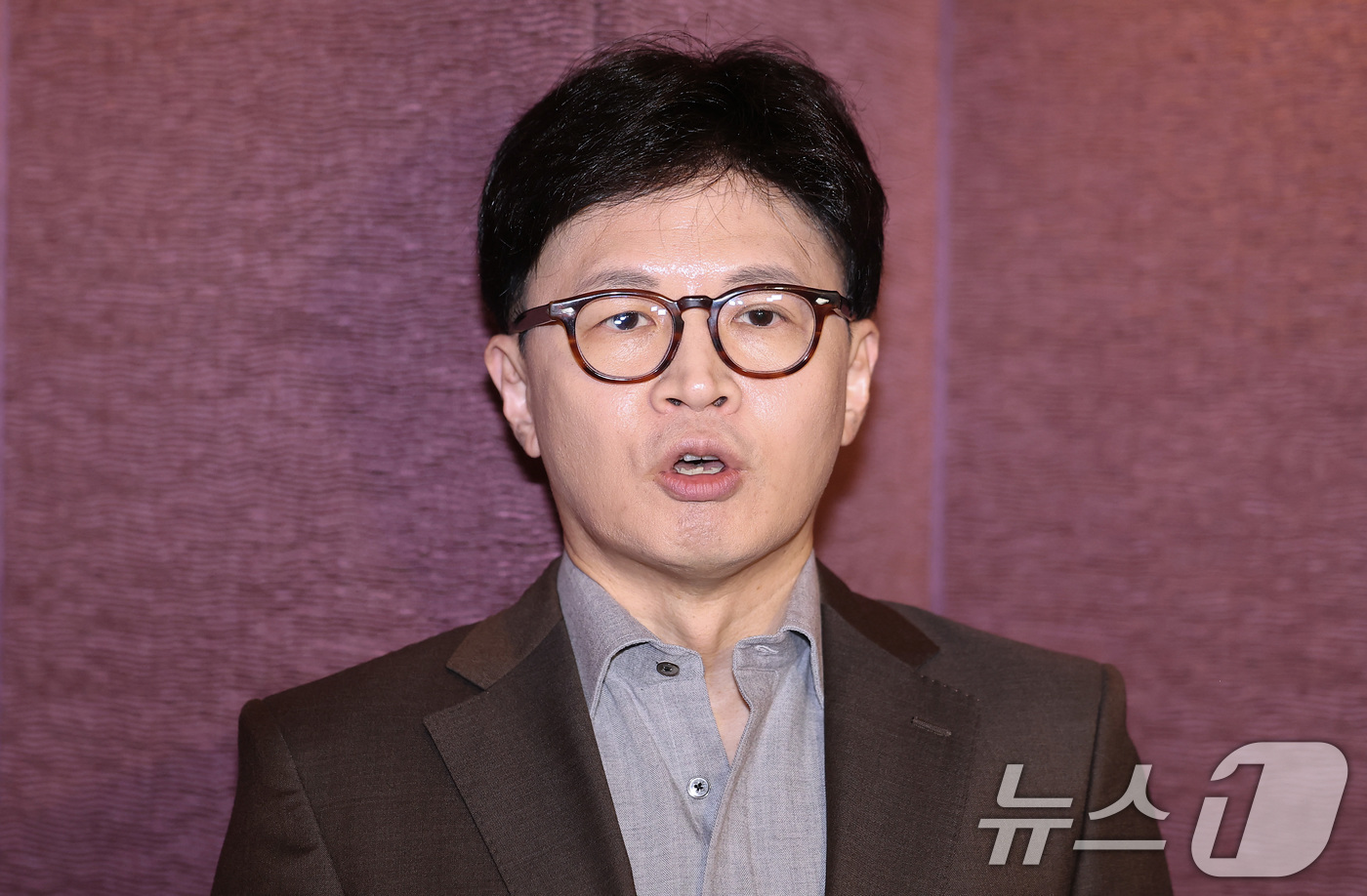 (서울=뉴스1) 김성진 기자 = 한동훈 국민의힘 전 대표가 24일 서울 중구 웨스틴조선호텔에서 열린 산학연 포럼에 강연자로 참석하며 취재진과 질의응답을 하고 있다. 2025.3.2 …