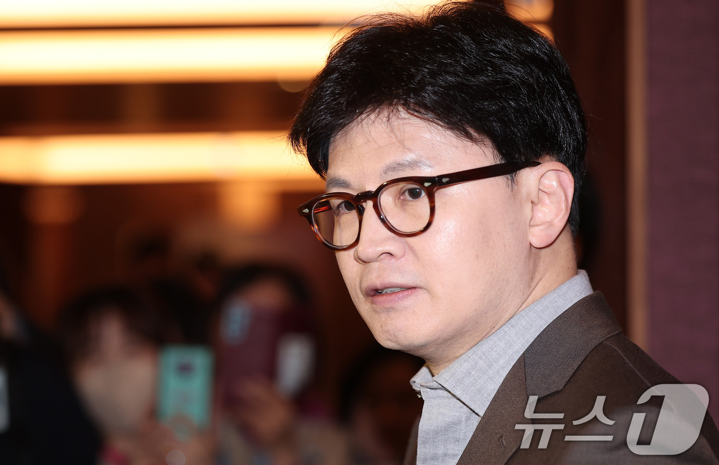 (서울=뉴스1) 김성진 기자 = 한동훈 국민의힘 전 대표가 24일 서울 중구 웨스틴조선호텔에서 열린 산학연 포럼에 강연자로 참석하며 취재진과 질의응답을 하고 있다. 2025.3.2 …