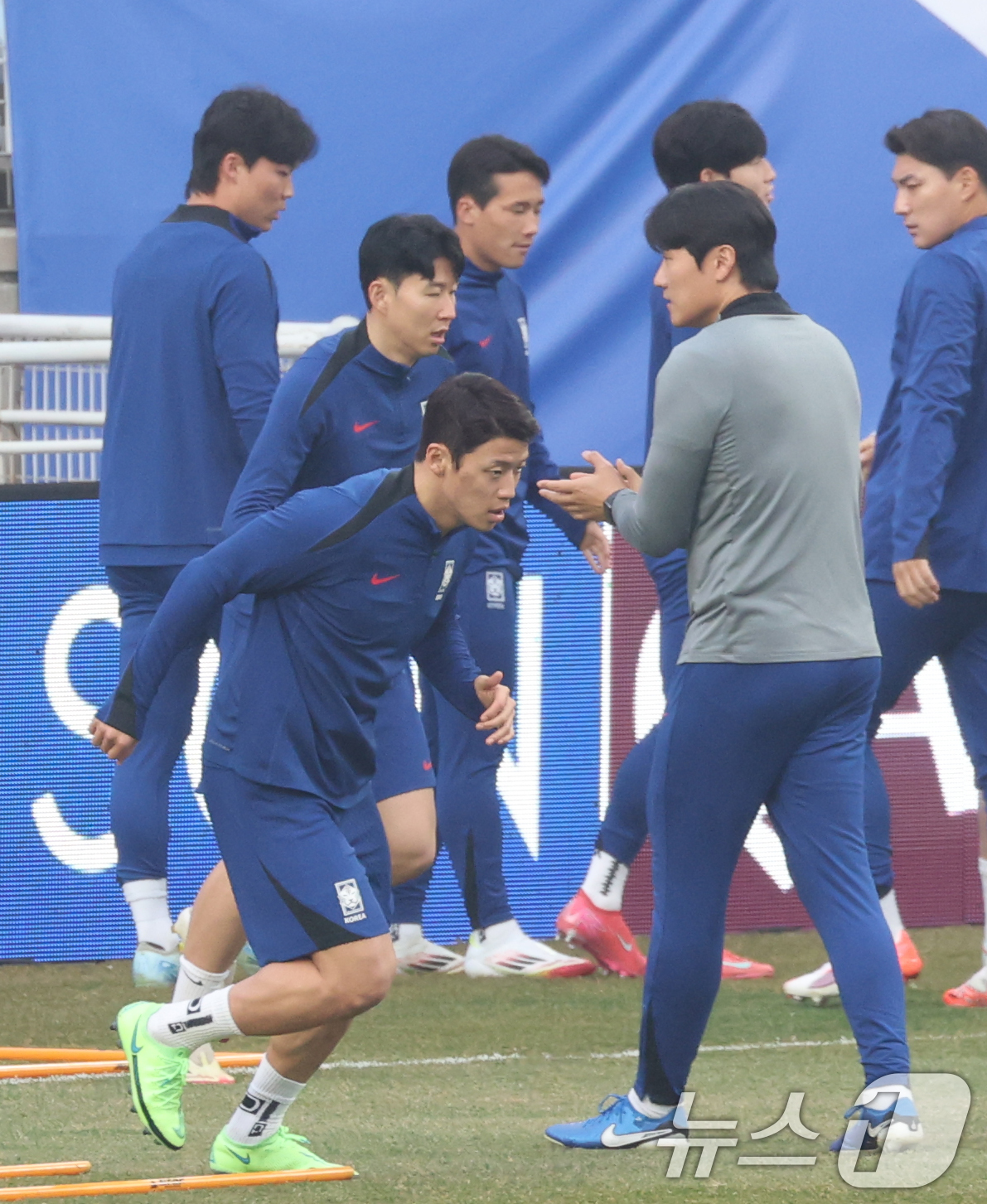 (수원=뉴스1) 김영운 기자 = 대한민국 축구대표팀 황희찬과 손흥민이 24일 오후 경기 수원시 영통구 수원월드컵경기장에서 요르단과의 경기를 앞두고 훈련하고 있다.홍명보 감독이 이끄 …