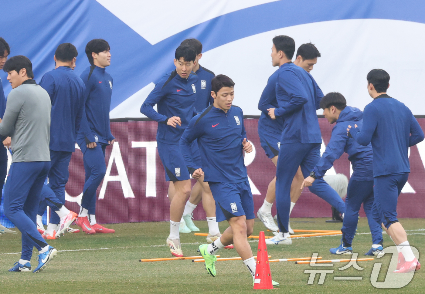 (수원=뉴스1) 김영운 기자 = 대한민국 축구대표팀 황희찬과 손흥민이 24일 오후 경기 수원시 영통구 수원월드컵경기장에서 요르단과의 경기를 앞두고 훈련하고 있다.홍명보 감독이 이끄 …