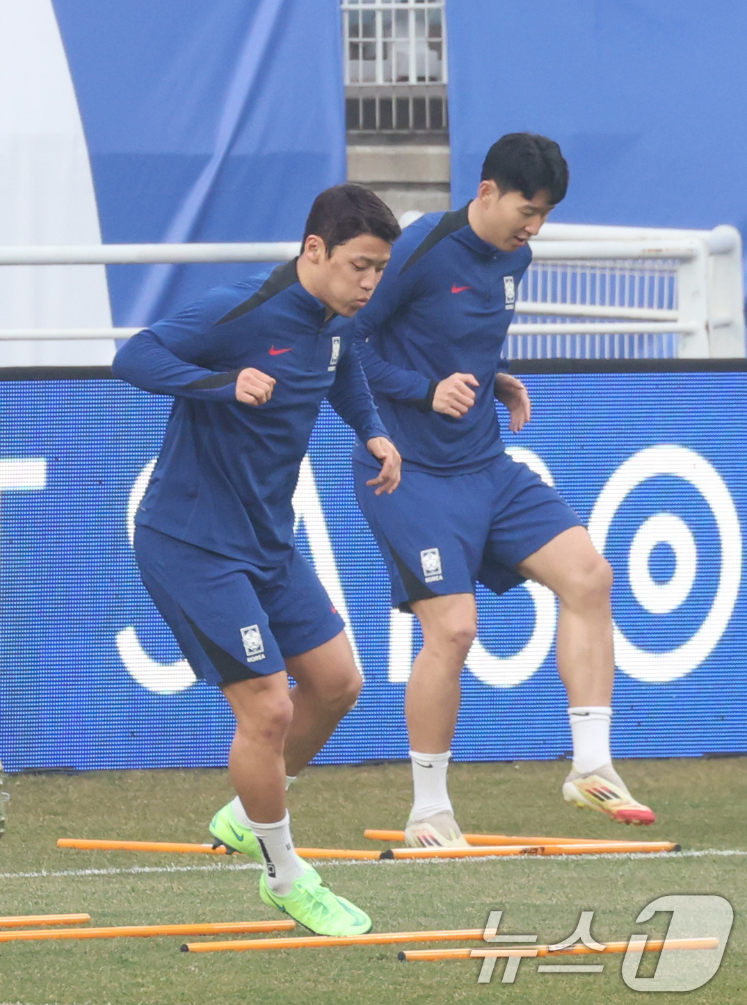 (수원=뉴스1) 김영운 기자 = 대한민국 축구대표팀 황희찬과 손흥민이 24일 오후 경기 수원시 영통구 수원월드컵경기장에서 요르단과의 경기를 앞두고 훈련하고 있다.홍명보 감독이 이끄 …