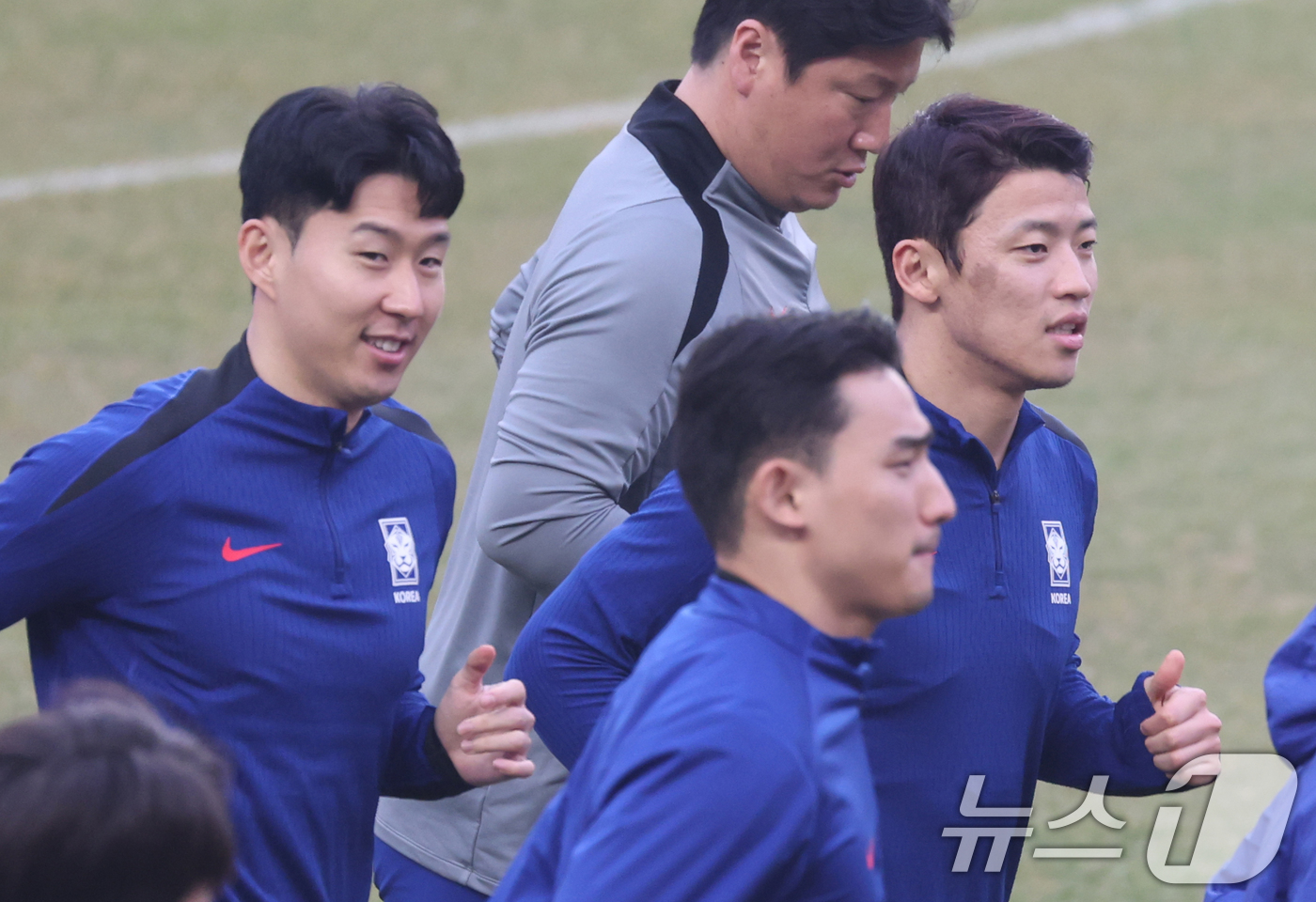 (수원=뉴스1) 김영운 기자 = 대한민국 축구대표팀 황희찬과 손흥민이 24일 오후 경기 수원시 영통구 수원월드컵경기장에서 요르단과의 경기를 앞두고 훈련하고 있다.홍명보 감독이 이끄 …