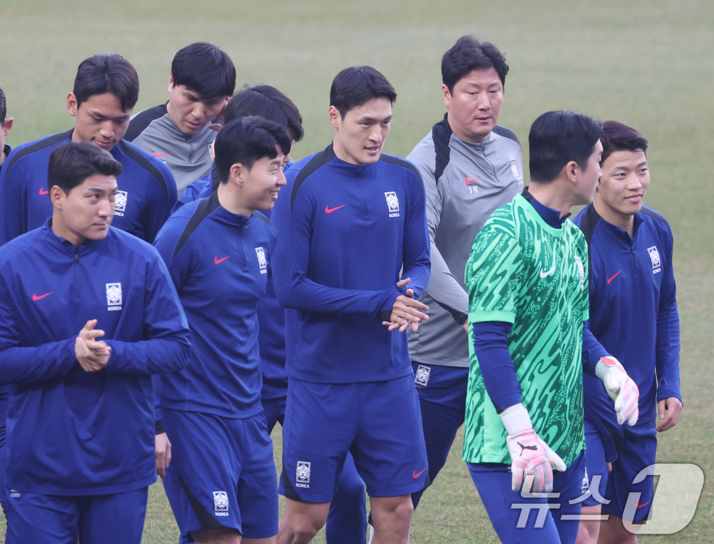 (수원=뉴스1) 김영운 기자 = 대한민국 축구대표팀 황희찬과 손흥민이 24일 오후 경기 수원시 영통구 수원월드컵경기장에서 요르단과의 경기를 앞두고 훈련하고 있다.홍명보 감독이 이끄 …