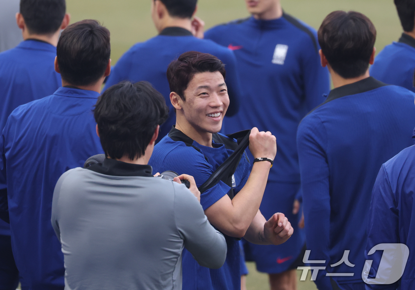 (수원=뉴스1) 김영운 기자 = 대한민국 축구대표팀 황희찬이 24일 오후 경기 수원시 영통구 수원월드컵경기장에서 요르단과의 경기를 앞두고 훈련하고 있다.홍명보 감독이 이끄는 축구대 …