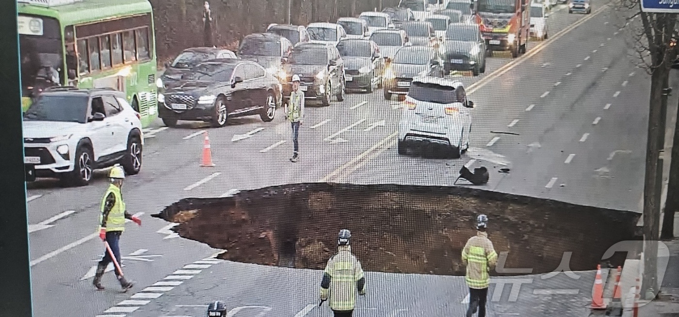 (서울=뉴스1) = 24일 오후 서울 강동구 명일동 대명초교사거리 인근에서 대형 싱크홀 사고 발생해 교통이 통제되고 있다. (강동구 제공) 2024.3.24/뉴스1