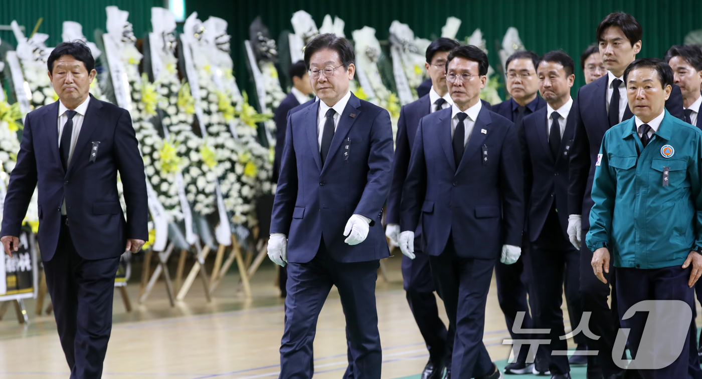 (창녕=뉴스1) 윤일지 기자 = 이재명 더불어민주당 대표가 24일 오후 경남 창녕군 창녕군민체육관에 마련된 '산청군 산불 진화대 사고 희생자 합동분향소'를 찾아 조문하고 있다. …