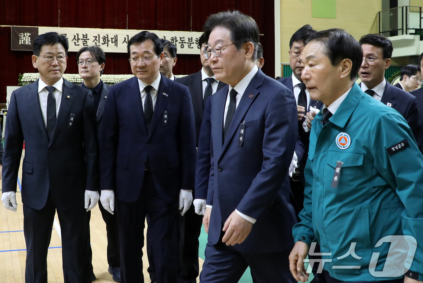 (창녕=뉴스1) 윤일지 기자 = 이재명 더불어민주당 대표가 24일 오후 경남 창녕군 창녕군민체육관에 마련된 '산청군 산불 진화대 사고 희생자 합동분향소'를 찾아 조문한 뒤 이동하고 …