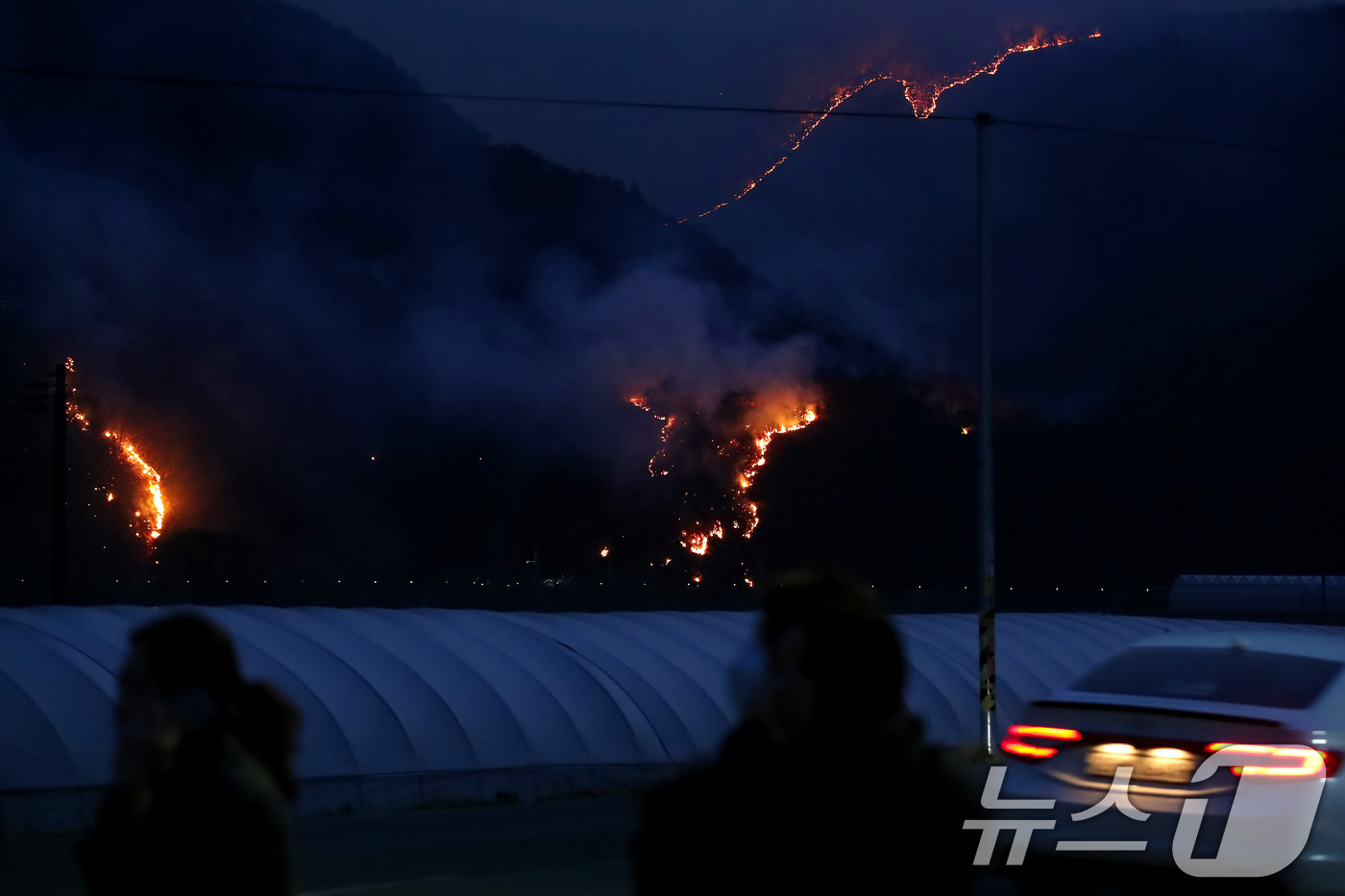 (의성=뉴스1) 공정식 기자 = 의성 산불 사흘째인 24일 오후 어둠이 짙게 내린 경북 의성군 점곡면 사촌리 민가 뒤편 야산에 산불이 확산하고 있다. 2025.3.24/뉴스1
