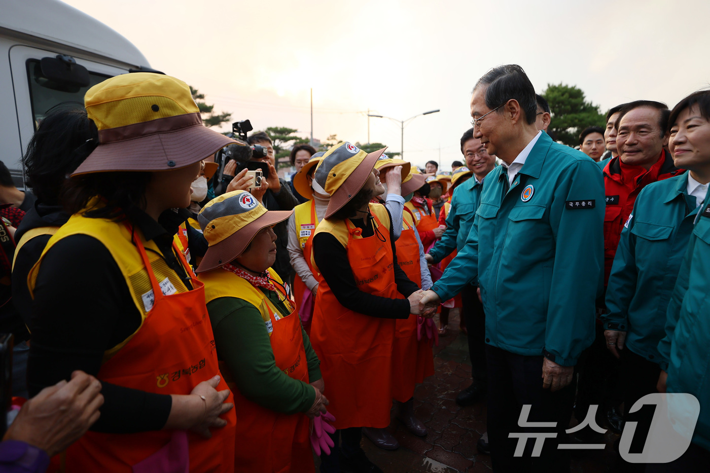 (서울=뉴스1) 임세영 기자 = 한덕수 대통령 권한대행 국무총리가 24일 오후 경북 의성군 의성체육관에 마련된 주민대피소를 방문, 자원봉사자들을 격려하고 있다. (총리실 제공, 재 …