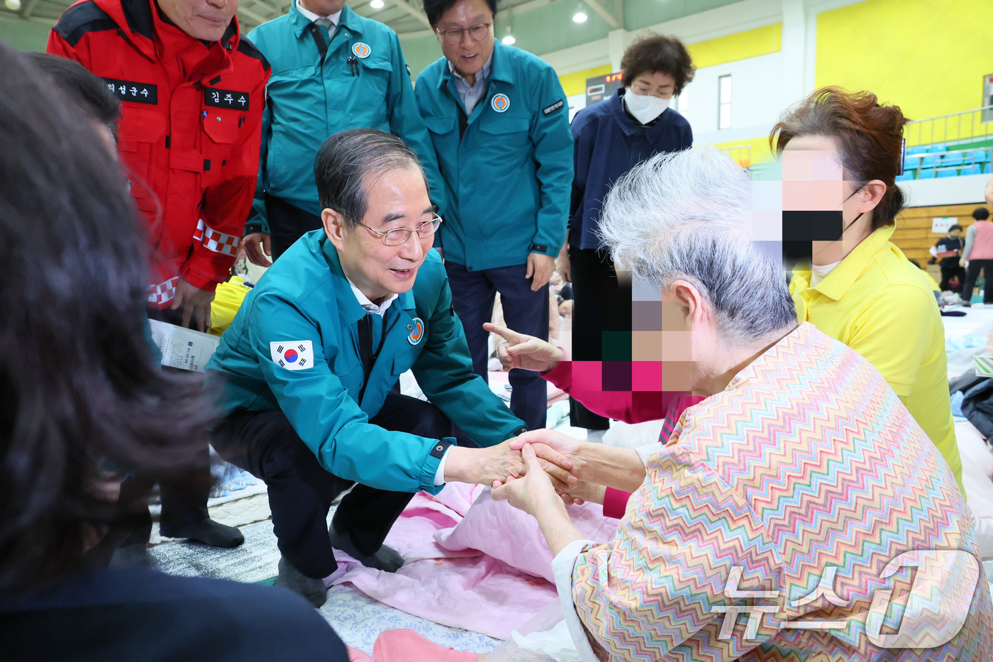 (서울=뉴스1) 임세영 기자 = 한덕수 대통령 권한대행 국무총리가 24일 오후 경북 의성군 의성체육관에 마련된 주민대피소를 방문, 대피 주민들을 위로하고 있다. (총리실 제공, 재 …