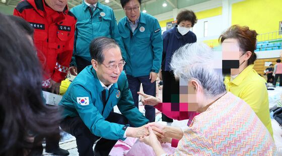 의성 산불 대피 주민 위로하는 한덕수 대통령 권한대행