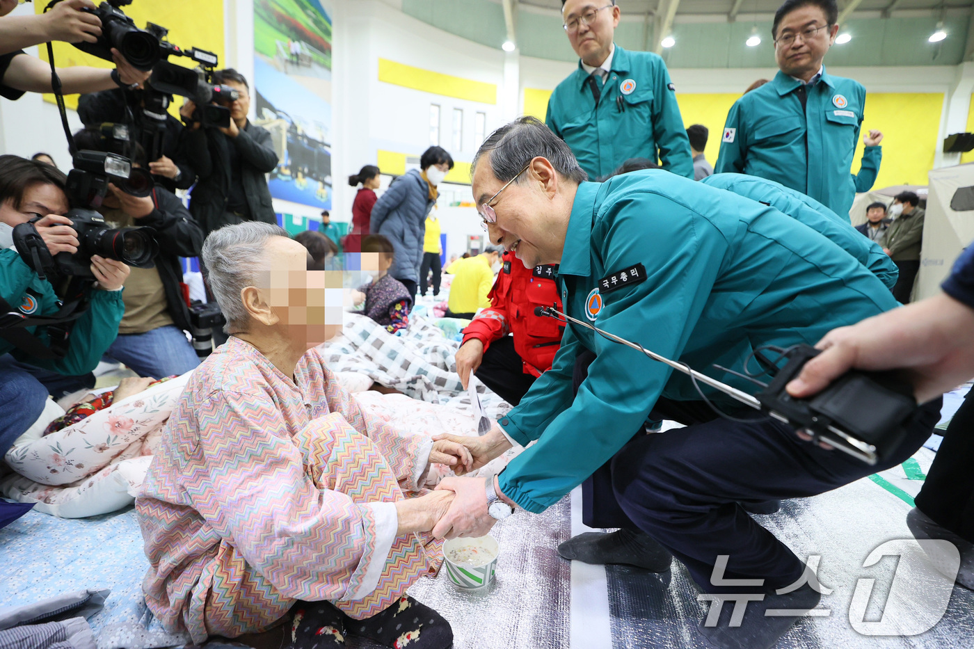 (서울=뉴스1) 임세영 기자 = 한덕수 대통령 권한대행 국무총리가 24일 오후 경북 의성군 의성체육관에 마련된 주민대피소를 방문, 대피 주민들을 위로하고 있다. (총리실 제공, 재 …