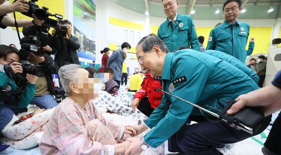 의성 산불 주민대피소 찾은 한덕수 대통령 권한대행