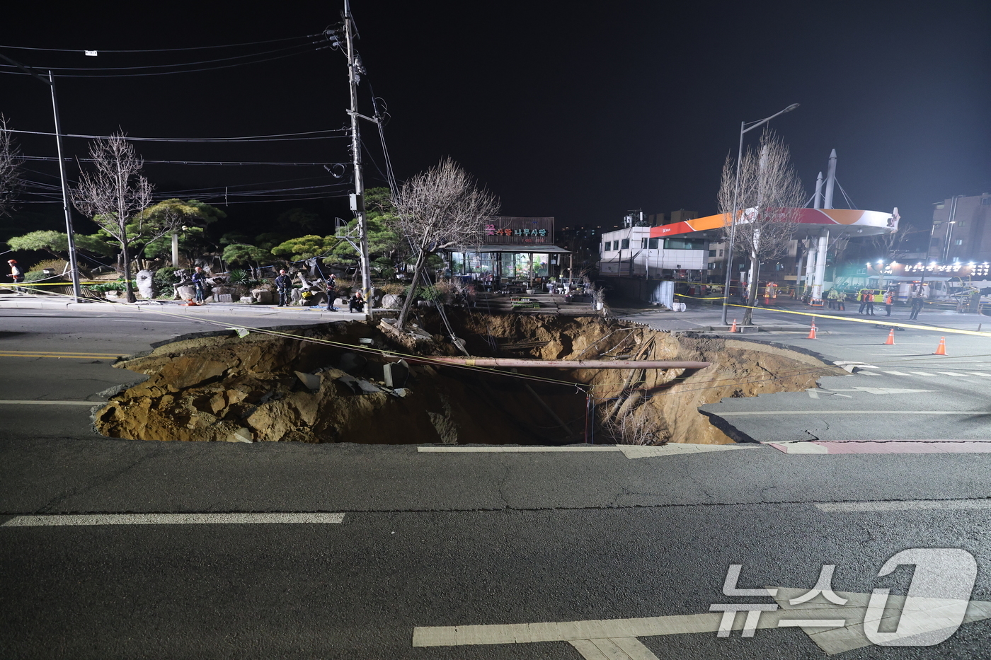 (서울=뉴스1) 이승배 기자 = 24일 오후 서울 강동구 대명초등학교 인근 사거리에서 싱크홀(땅 꺼짐) 사고가 발생해 현장이 통제되고 있다. 2025.3.24/뉴스1