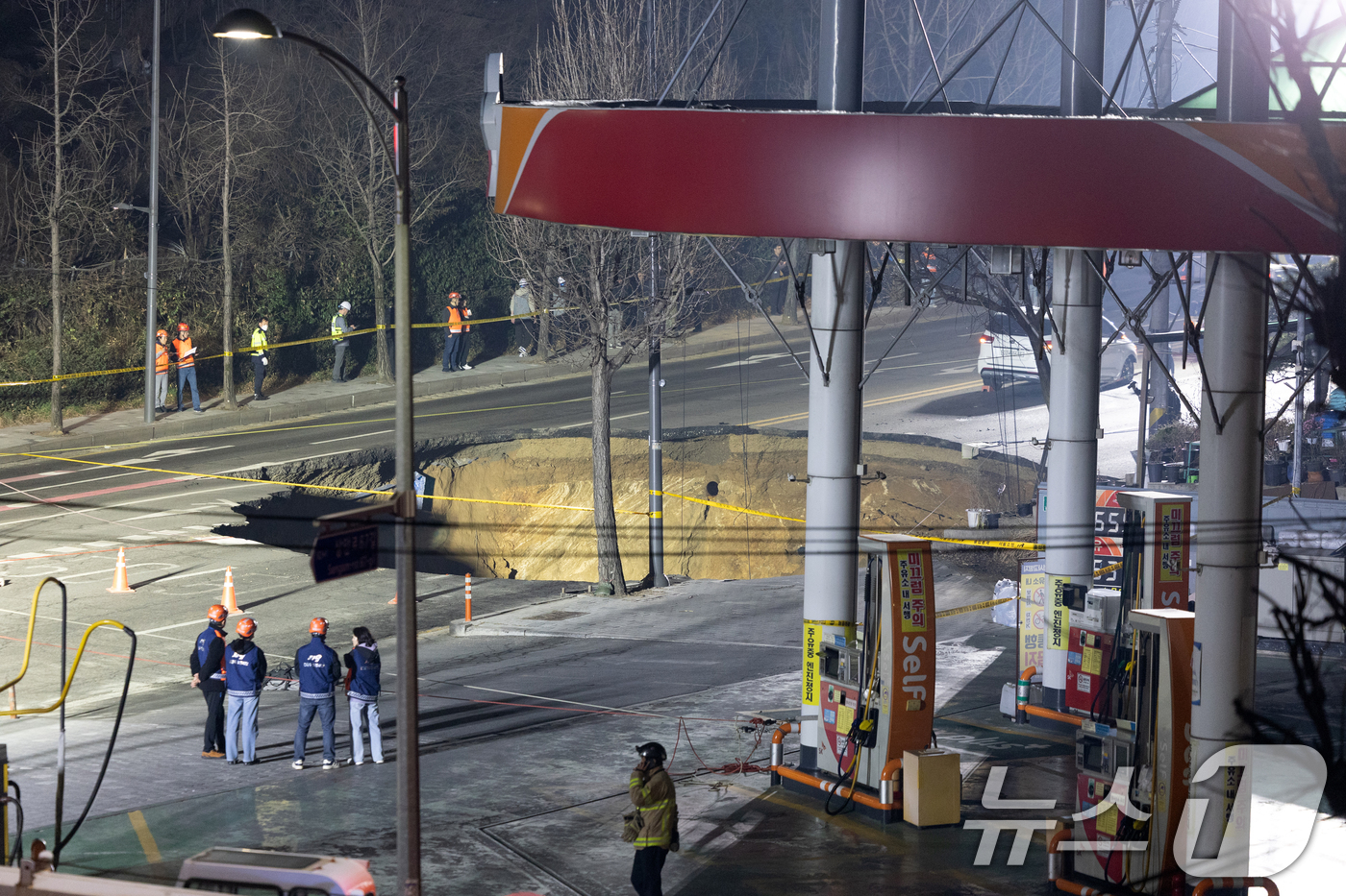(서울=뉴스1) 이승배 기자 = 24일 오후 서울 강동구 대명초등학교 인근 사거리에서 싱크홀(땅 꺼짐) 사고가 발생해 현장이 통제되고 있다. 2025.3.24/뉴스1