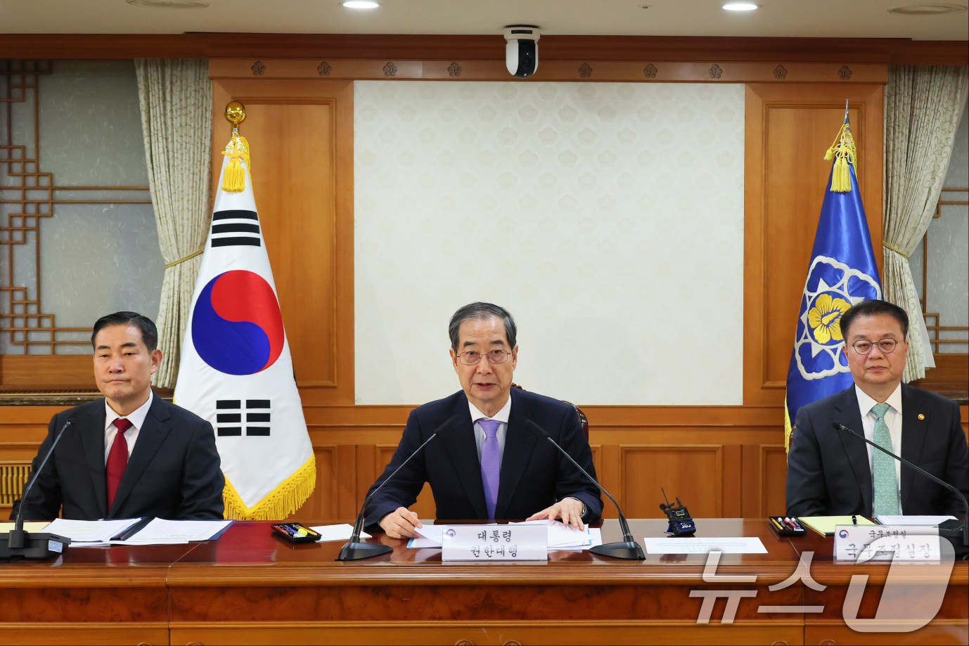 (서울=뉴스1) 임세영 기자 = 한덕수 대통령 권한대행 국무총리가 24일 서울 종로구 정부서울청사에서 열린 긴급 국가안전보장회의(NSC)에서 발언을 하고 있다. (총리실 제공, 재 …