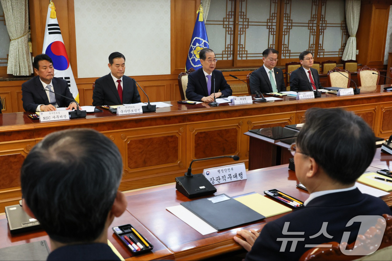 (서울=뉴스1) 임세영 기자 = 한덕수 대통령 권한대행 국무총리가 24일 서울 종로구 정부서울청사에서 열린 긴급 국가안전보장회의(NSC)에서 발언을 하고 있다. (총리실 제공, 재 …