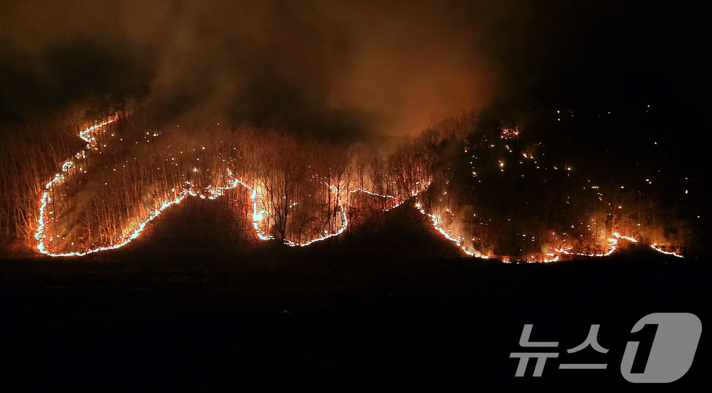 (의성=뉴스1) 공정식 기자 = 의성 산불 사흘째인 24일 오후 어둠이 짙게 내린 경상 의성군 옥산면 신계리 야산에 산불이 확산하고 있다. 2025.3.24/뉴스1