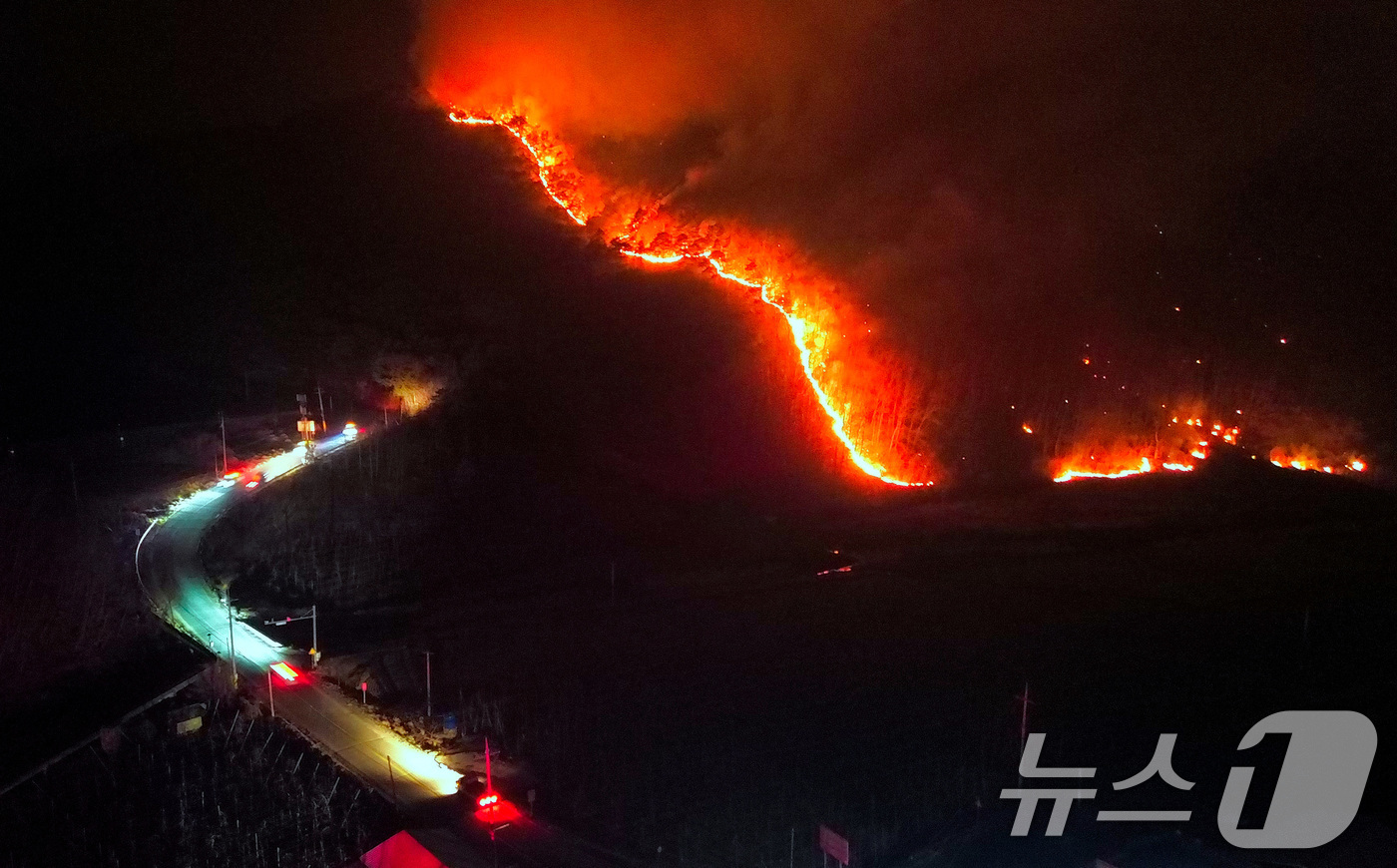 (의성=뉴스1) 공정식 기자 = 의성 산불 사흘째인 24일 오후 어둠이 짙게 내린 경상 의성군 옥산면 신계리 야산에 산불이 확산하고 있다. 2025.3.24/뉴스1