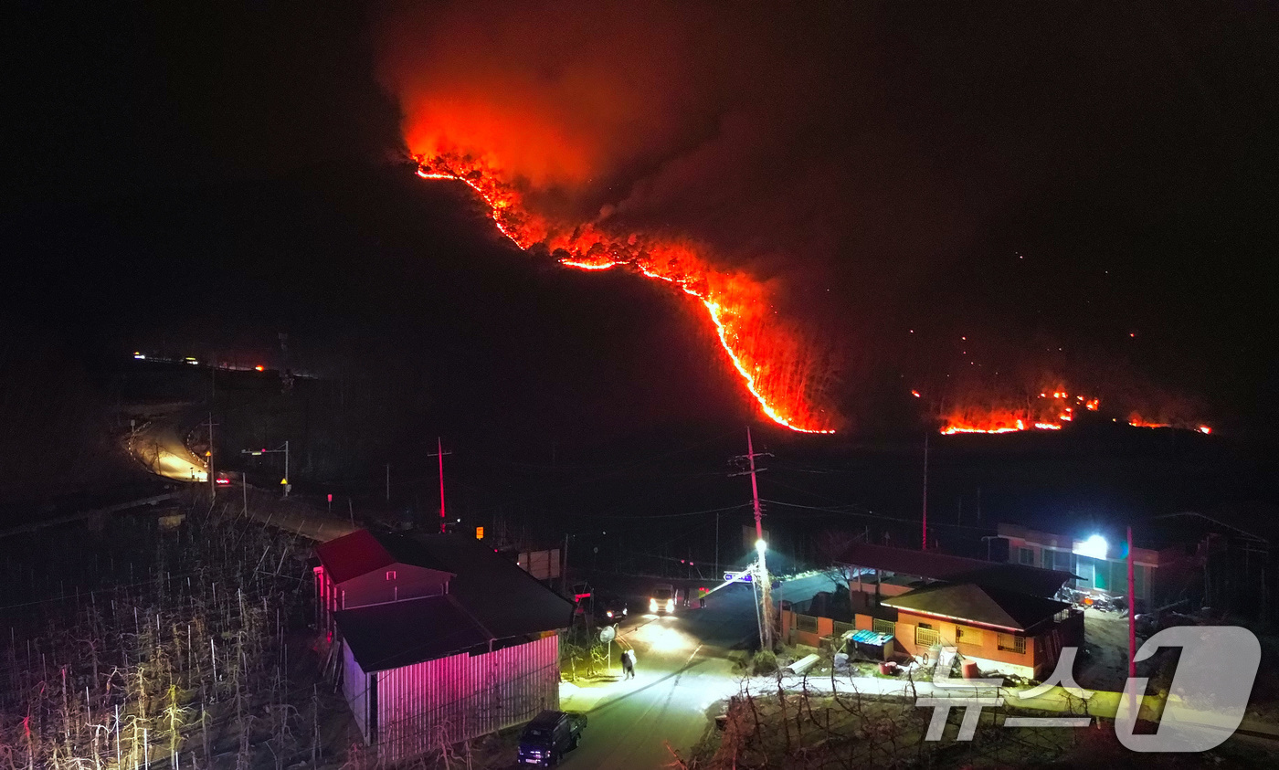 (의성=뉴스1) 공정식 기자 = 의성 산불 사흘째인 24일 오후 어둠이 짙게 내린 경상 의성군 옥산면 신계리 야산에 산불이 확산하고 있다. 2025.3.24/뉴스1